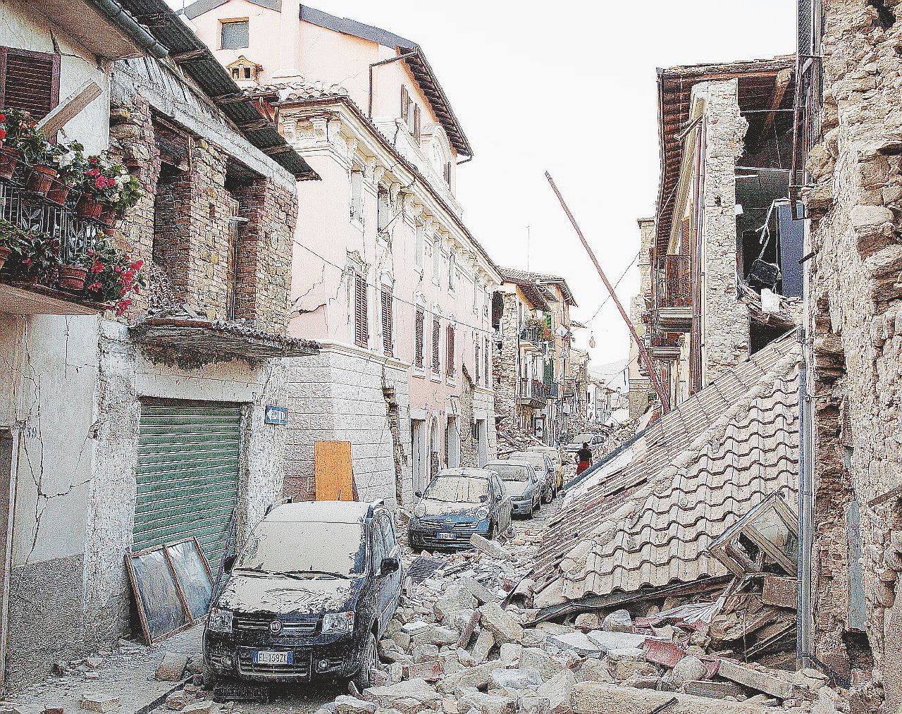 Sisma, è indagato per i crolli ma ora costruisce ad Amatrice