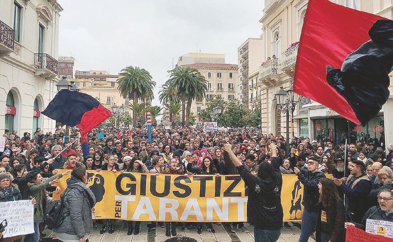 Copertina di Taranto in piazza per dire basta: “Chiudete l’Ilva”