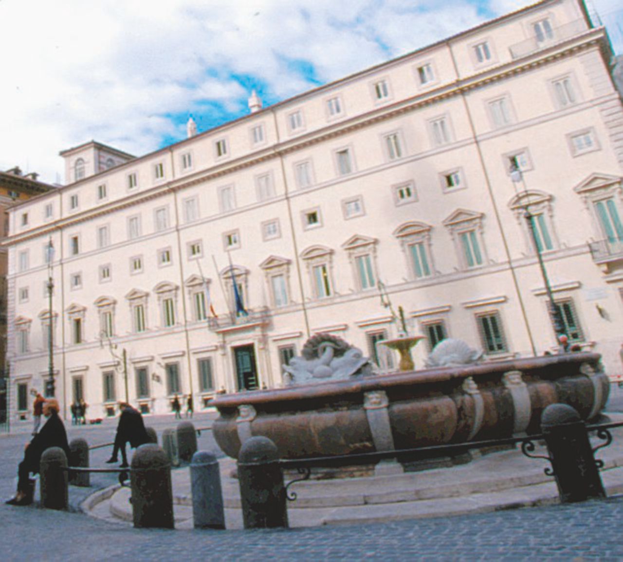 Tanti soldi a Palazzo Chigi, pochi alla scuola