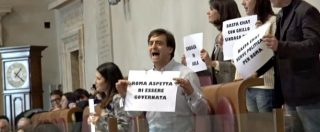 Copertina di “Raggi venga in Aula a riferire, basta chat”. Protesta del Pd (in stile M5s) in Assemblea Capitolina