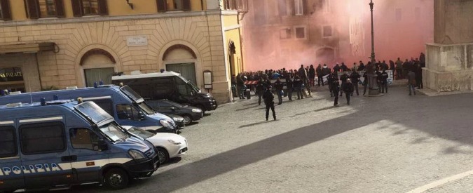 Protestano i pescatori: bombe carta e petardi a Montecitorio. “Sanzioni sproporzionate, Martina ci riceva”
