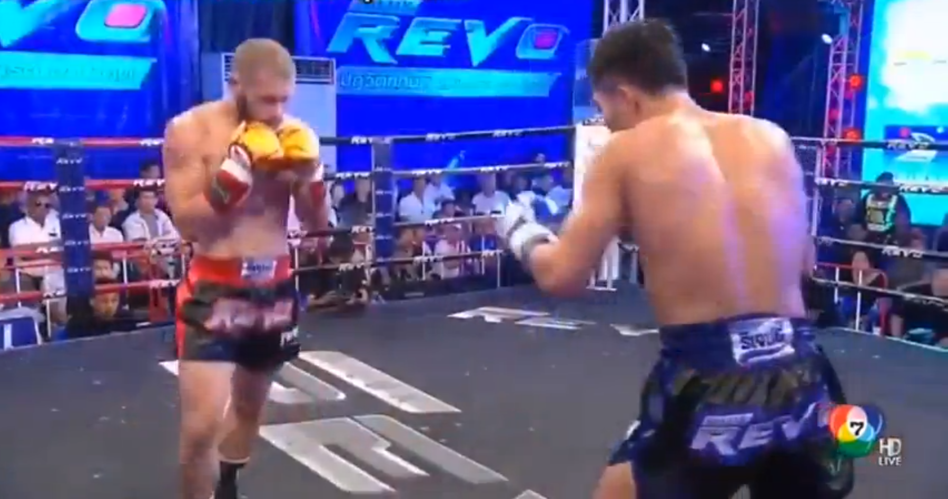 Copertina di La mossa del thai boxer Rafael Fiziev? Sembra Neo in una scena di Matrix