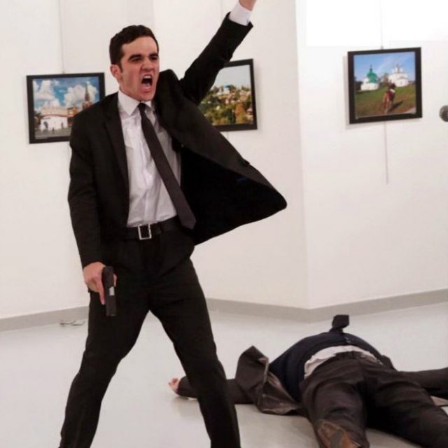 World Press Photo, vince lo scatto dell’omicidio dell’ambasciatore russo ad Ankara. Tutte le foto premiate