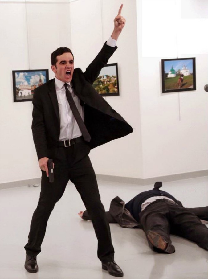 Copertina di World Press Photo, vince lo scatto dell’omicidio dell’ambasciatore russo ad Ankara. Tutte le foto premiate