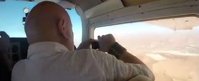 Copertina di La vista dall’aereo toglie il fiato. Ma quando apre l’oblò per scattare una foto accade l’imprevedibile