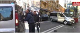 Copertina di Sciopero Taxi, a Roma furgone Ncc inseguito dai tassisti va a sbattere contro un bus. Loro arrivano e gridano “scemo”