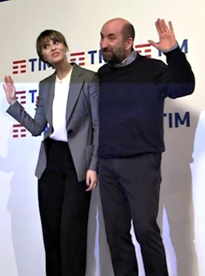 Copertina di Sanremo 2017, sul palco dell’Ariston anche Paola Cortellesi e Antonio Albanese: “Siamo qui per cantare”