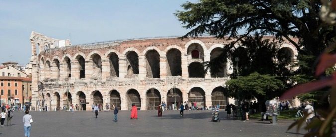 Arena di Verona, i giochi di potere attorno all’assurda copertura