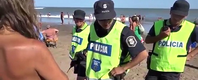 Copertina di Il topless in spiaggia non piace, arrivano 20 agenti per coprire le nudità. Le donne: “Maschilisti”