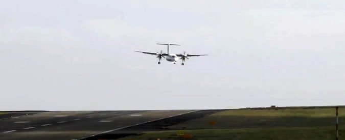 Copertina di Come ti atterro col vento a 160 km/h. La manovra del pilota mentre la tempesta si abbatte sul Regno Unito