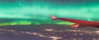 Copertina di Aurora boreale sui cieli canadesi. Il timelapse dall’aereo è mozzafiato
