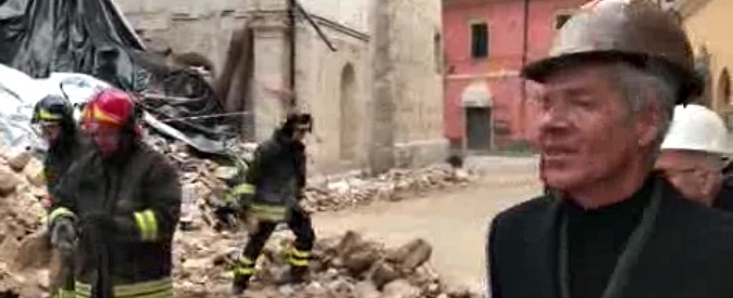 Copertina di Terremoto, Claudio Baglioni tra le macerie di Norcia. Porta assegno e canta “Strada facendo” con i bambini