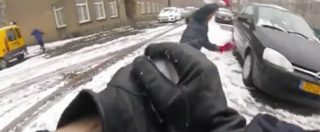 Copertina di Palle di neve contro l’auto della polizia. L’agente reagisce così
