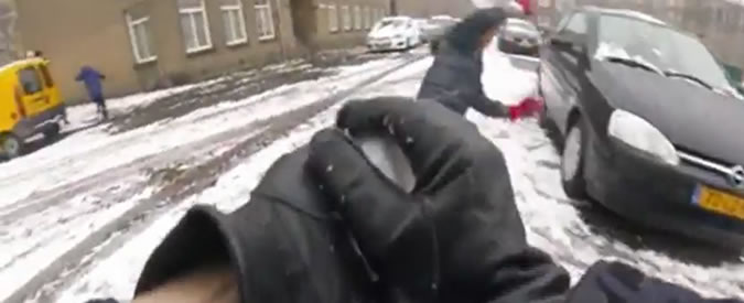 Copertina di Palle di neve contro l’auto della polizia. L’agente reagisce così