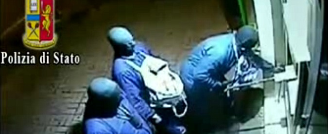 Copertina di Bari, sgominata la banda dei bancomat: polizia arresta undici persone