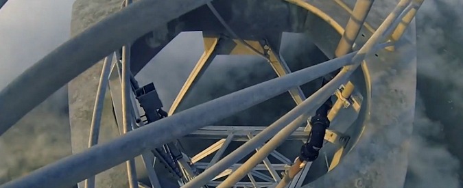 Copertina di Salti mortali in mezzo alle nuvole. La folle impresa del base jumper è da brividi