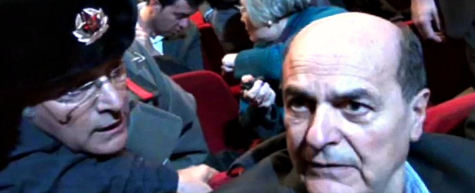 Copertina di Pd, Bersani contro Lucci vestito da soldato dell’Armata rossa: “Vestiti seriamente, poi ti rispondo”