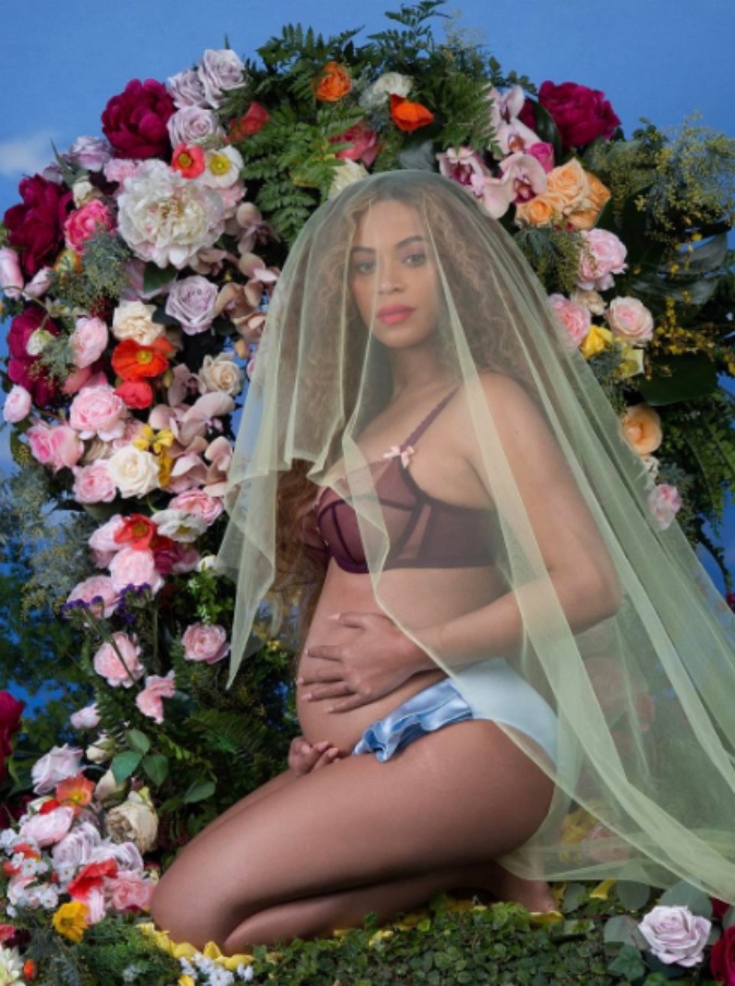 Copertina di Beyoncé cancella il Coachella: “È incinta, deve riposare”. E la cantante si dà allo shopping: culle da 38mila euro l’una per i figli in arrivo