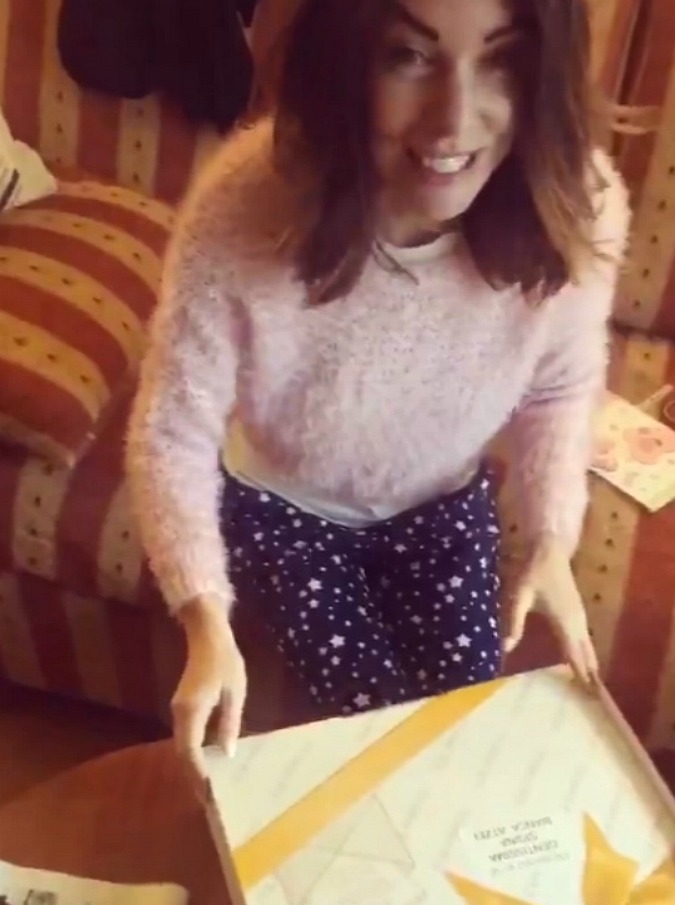 Copertina di Festival Sanremo 2017, Bianca Atzei riceve un pacco nella camera d’albergo: “Dolcissima principessa…”