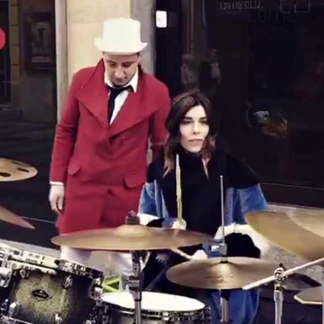 Festival Sanremo 2017, Bianca Atzei stupisce tutti e suona la batteria per strada