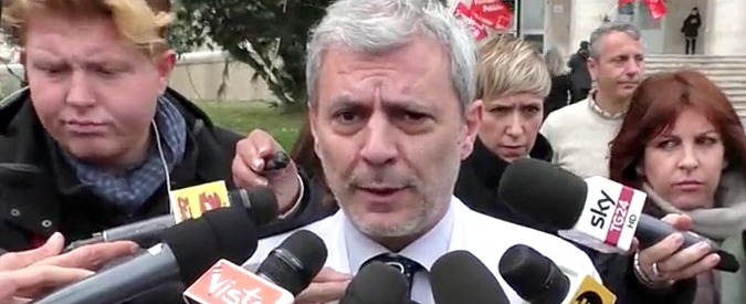 Copertina di Malore Raggi, il bollettino medico dell’ospedale: “Migliora, resta in osservazione”