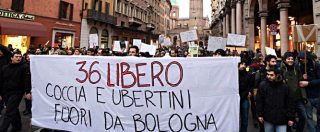 Copertina di Bologna, gli studenti tornano in piazza: ancora scontri e tafferugli con la polizia. Due manifestanti arrestati