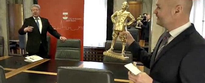 Copertina di Bolzano, bagarre in Comune. Gli regalano statuetta del duce e il sindaco la scaglia a terra: “Pagliacciata”