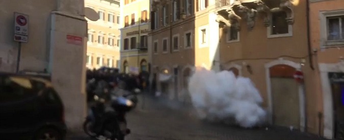 Copertina di Sciopero Taxi, sale la tensione a Roma. Due bombe carta davanti a Montecitorio