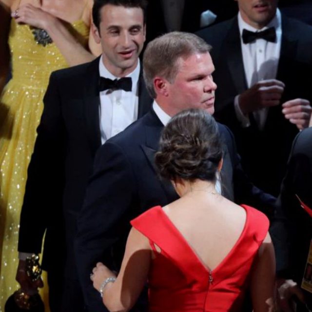 Oscar 2017, gaffe La La Land-Moonlight. Trovato il colpevole: twittava durante la cerimonia