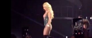 Copertina di Britney Spears, incidente sexy sul palco. Il costume si sposta e…