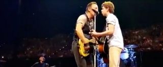 Copertina di Il Boss colpisce ancora, Bruce Springsteen invita il giovane fan sul palco: “Ecco come si suona il rock”
