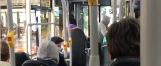 Copertina di Il passeggero è molesto e sputa all’autista del bus. La reazione del conducente è epica