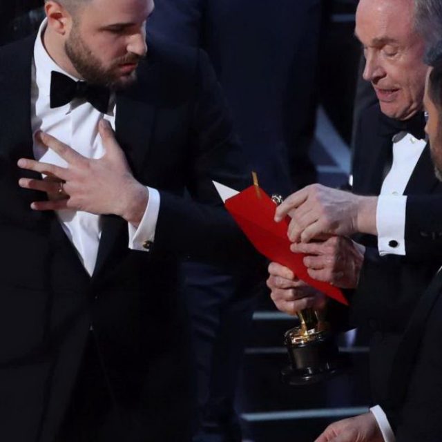 Oscar 2017, busta con errore per il miglior film. La PwC: “Ci scusiamo con tutti”. Aperta un’indagine