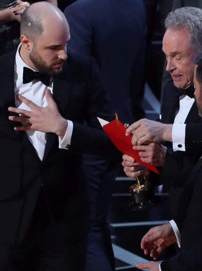 Oscar 2017, busta con errore per il miglior film. La PwC: “Ci scusiamo con tutti”. Aperta un’indagine