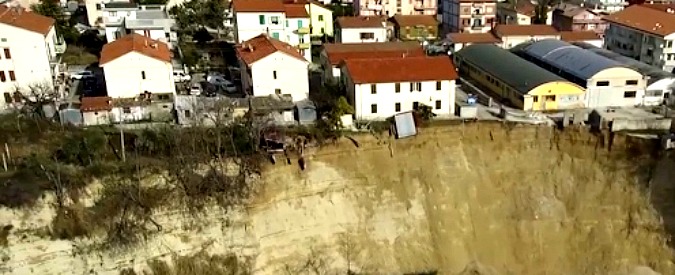 Copertina di Frana la terra, le abitazioni rimangono in bilico sul precipizio. Le immagini dei vigili del fuoco