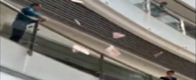 Copertina di Il capo lancia banconote sulle teste dei dipendenti e scatena il caos. La sorpresa al rientro dalle vacanze