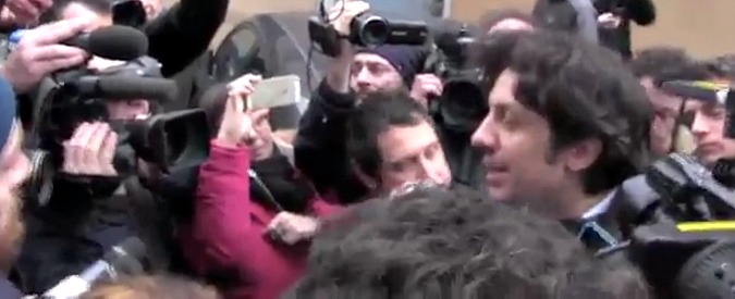 Copertina di Dj Fabo, Marco Cappato dai carabinieri: “Basta con le non risposte. Stato si assuma responsabilità”