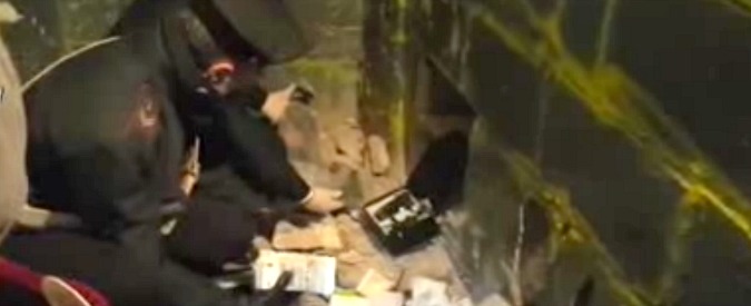 Copertina di Napoli, Carabinieri trovano nascondiglio con armi. Si entrava da botola telecomandata