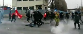 Copertina di Modena, in sciopero da tre mesi contro i licenziamenti. Lacrimogeni contro il sit-in dei lavoratori della carne