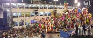 Copertina di Panico al Carnevale di Rio, l’enorme carro allegorico si schianta e travolge la folla. Almeno venti feriti