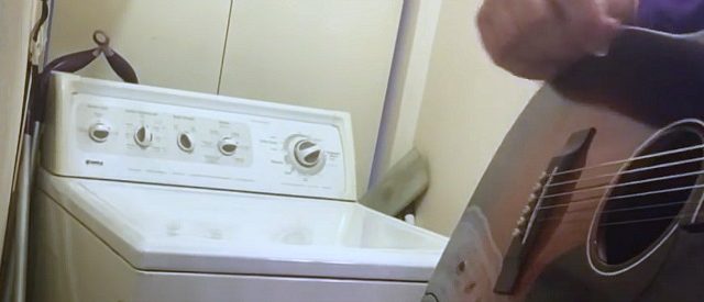 La vecchia lavatrice fa troppo rumore. E il musicista la ricicla così