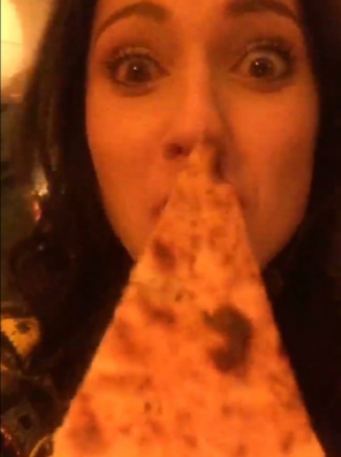 Copertina di Festival di Sanremo 2017, Lodovica Comello dopo la performance festeggia con una focaccia: “Una figata!”