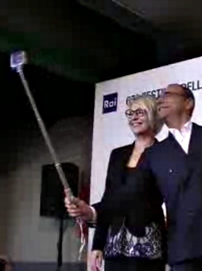 Copertina di Festival di Sanremo 2017, photocall con selfie per Conti e De Filippi