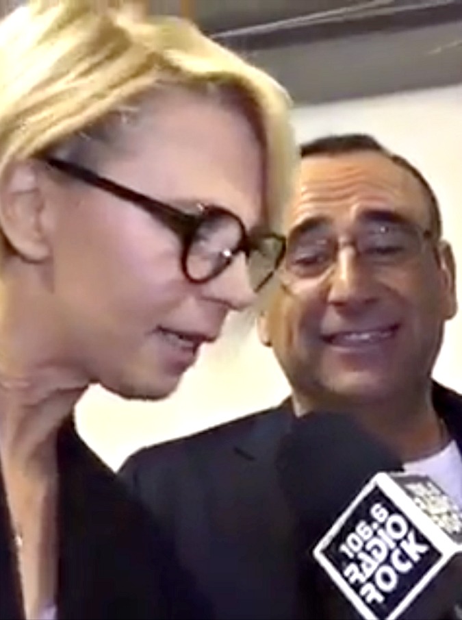 Copertina di Sanremo 2017, Conti e De Filippi cantano Battisti: “Scusaci Lucio”. Il karaoke improvvisato dei conduttori