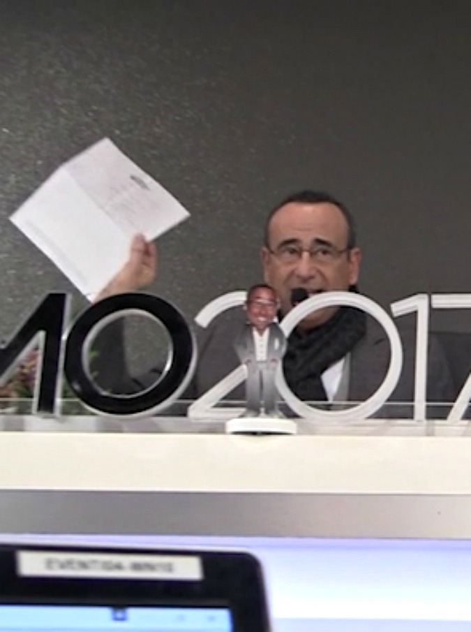 Copertina di Sanremo 2017, Carlo Conti sventola il bonifico: “Ho donato 100 mila euro alla Protezione civile”