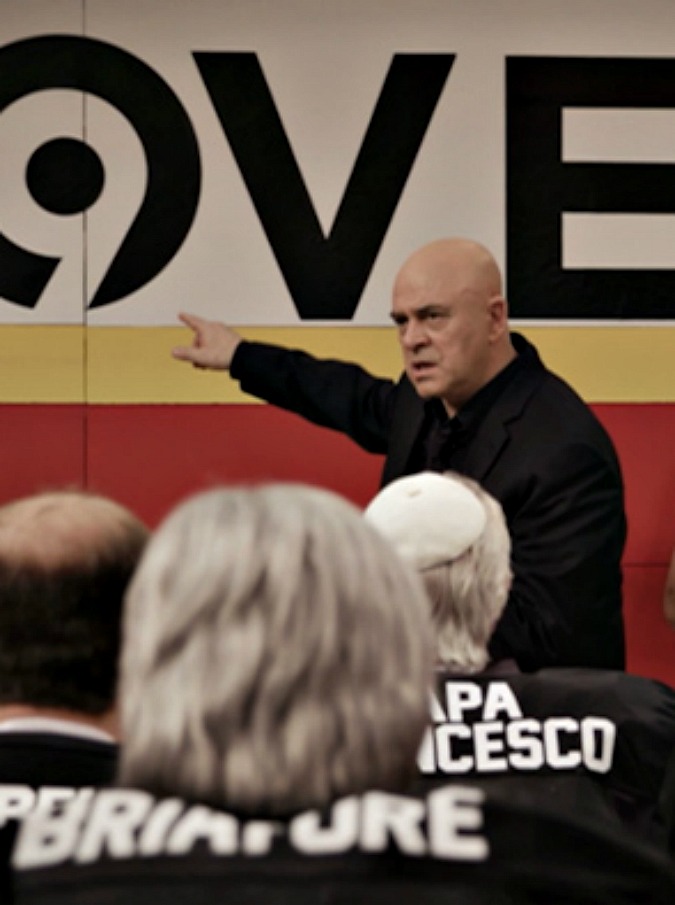 Copertina di Maurizio Crozza e la “lobby dei manuali”. Il secondo promo del nuovo show in onda sul Nove