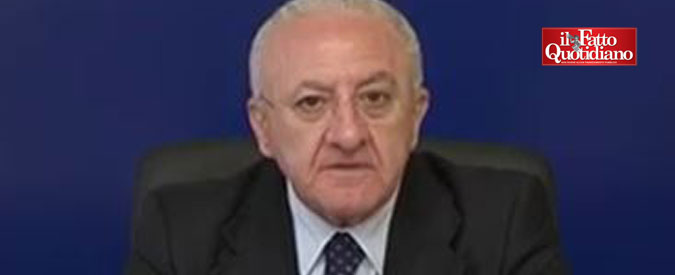 Copertina di Raggi, De Luca: “Un disastro di proporzioni inimmaginabili. M5S? Una specie di setta satanica”