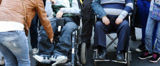Copertina di Lombardia, Maroni taglia l’assegno ai disabili gravissimi: “Colpa del governo”. Le associazioni: “Famiglie al collasso”