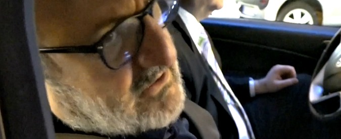 Copertina di Pd, Emiliano resta e si candida: “Renzi vuole andarsene con il pallone, senza nemmeno farci giocare”