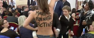 Copertina di Femen contro Marine Le Pen: “finte femministe”. E la sicurezza trascina via di peso la contestatrice a seno nudo